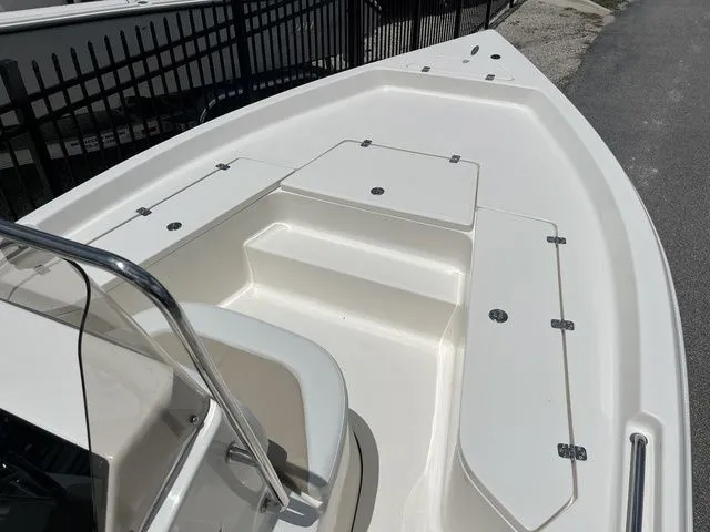 Slide: The Image of Bulls Bay 2200 XS 2026 - 5