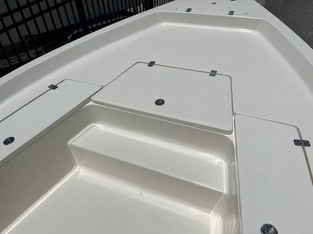 Slide: The Image of Bulls Bay 2200 XS 2026 - 6