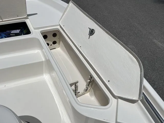 Slide: The Image of Bulls Bay 2200 XS 2026 - 8