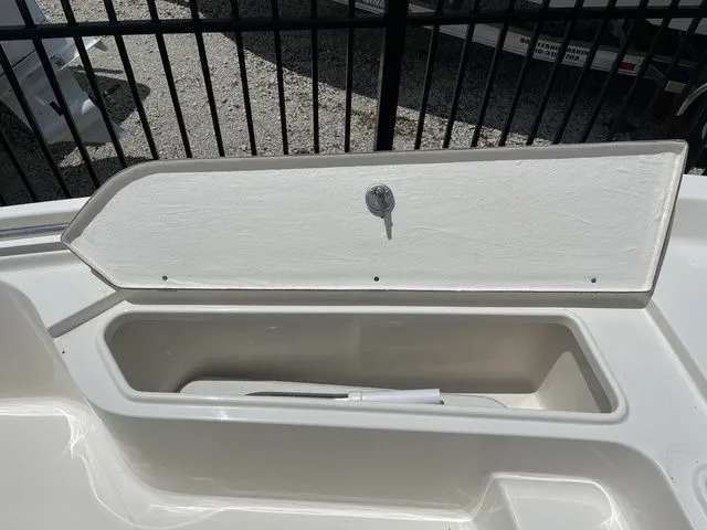 Slide: The Image of Bulls Bay 2200 XS 2026 - 9