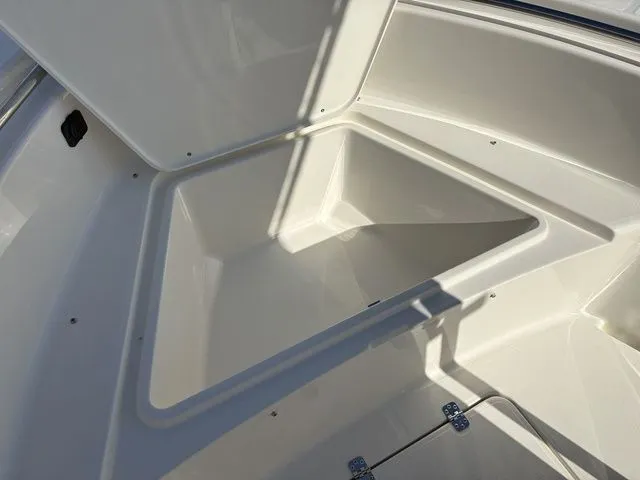 Slide: The Image of Bulls Bay 200 Center Console 2026 - 10