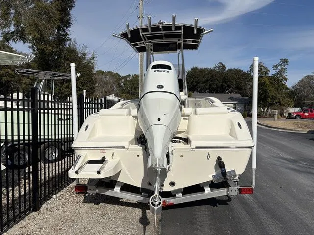 Slide: The Image of Bulls Bay 200 Center Console 2026 - 4