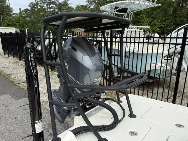 Slide: The Image of Maverick 17 HPX-S 2025 - 16