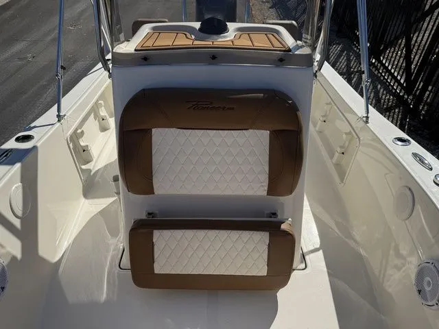 Slide: The Image of Pioneer 180 Islander 2026 - 10