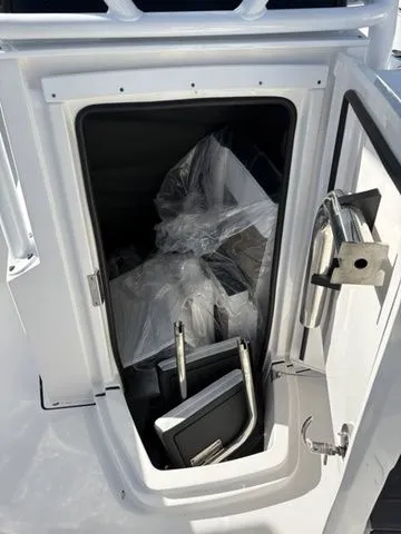 Slide: The Image of Blackfin 222 CC 2024 - 11