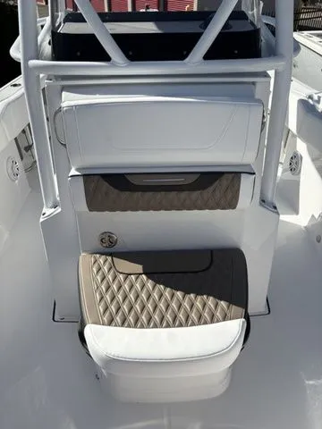 Slide: The Image of Blackfin 222 CC 2024 - 12