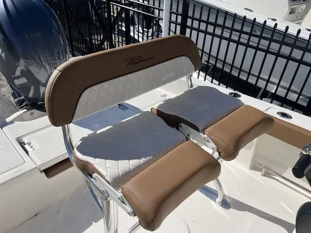 Slide: The Image of Pioneer 220 Bay Sport 2025 - 17