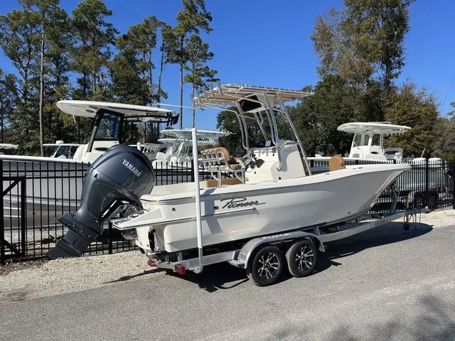 Slide: The Image of Pioneer 220 Bay Sport 2025 - 3