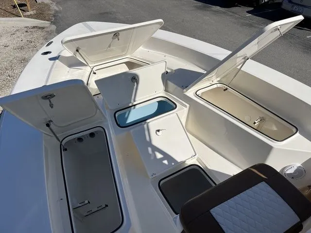 Slide: The Image of Pioneer 220 Bay Sport 2025 - 8