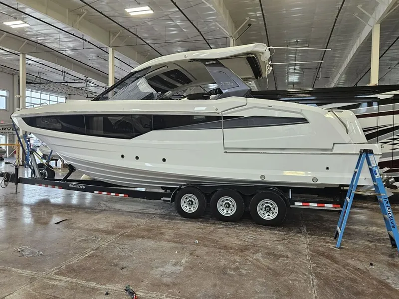 Slide: The Image of Galeon 325 GTO 2024 - 21