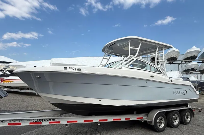 The Image of Robalo R247 Dual Console 2021 - undefined