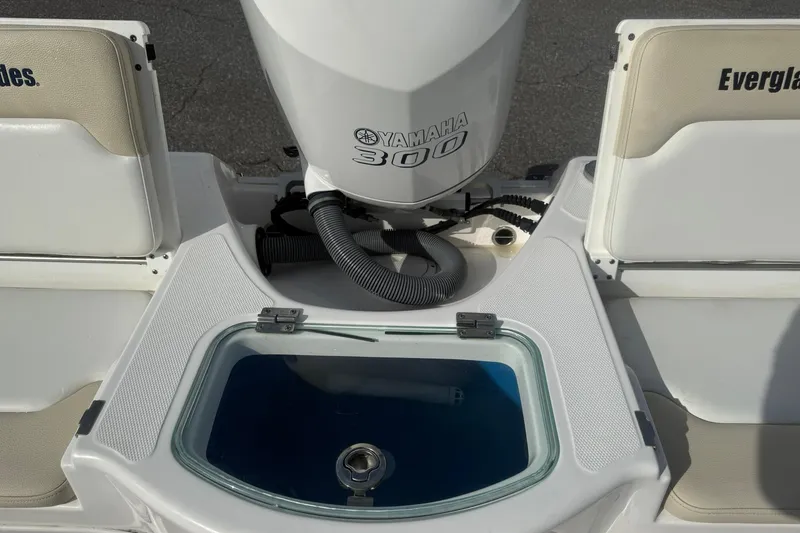 Slide: The Image of 2016 Everglades 243 Center Console boat with Yamaha 300 engine and livewell. - 13