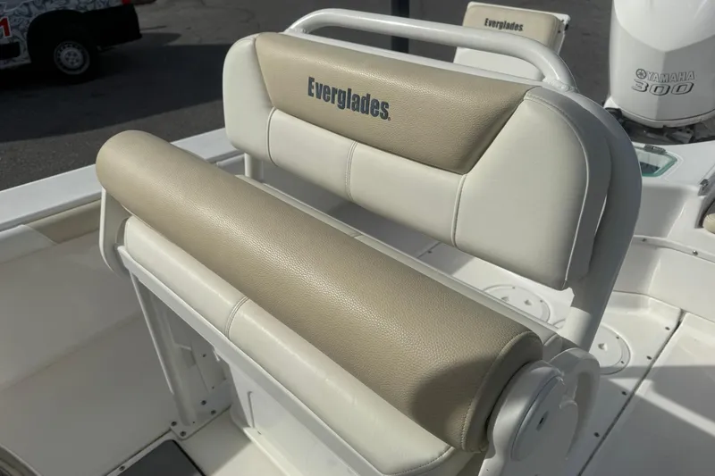 Slide: The Image of 2016 Everglades 243 Center Console boat seat with Yamaha 300 engine in background. - 18