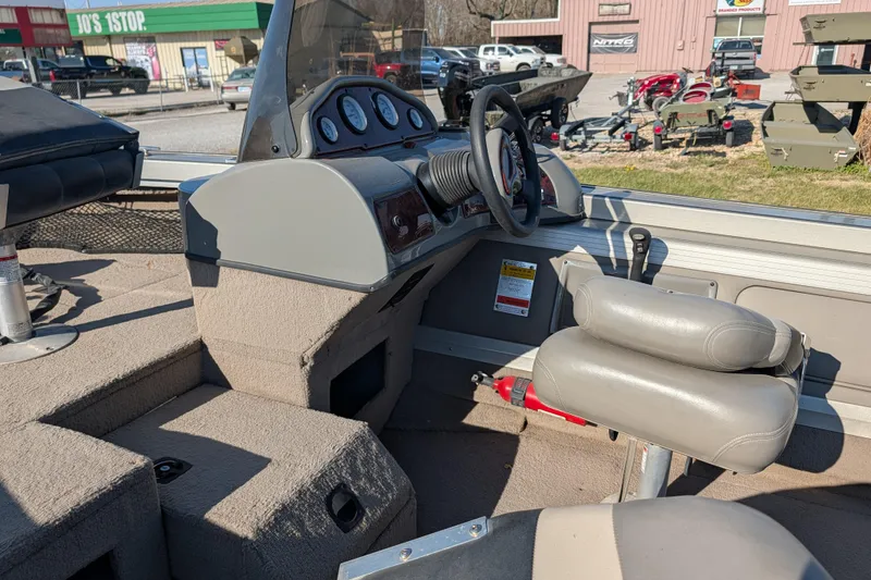Slide: The Image of 2003 Tracker Targa 17 SC boat interior with steering wheel and seating. - 14