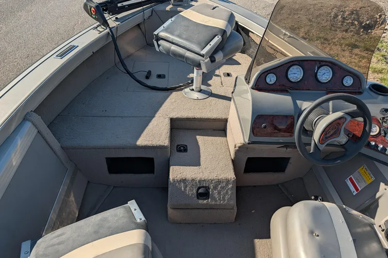 Slide: The Image of 2003 Tracker Targa 17 SC boat interior with steering wheel and control panel. - 22