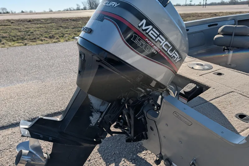 Slide: The Image of 2003 Tracker Targa 17 SC boat with Mercury 150 outboard motor on a sunny day. - 23