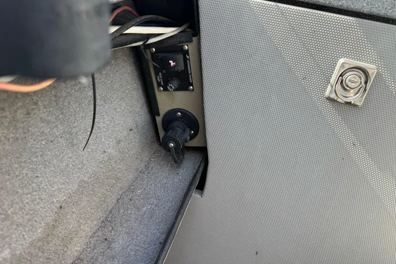 Slide: The Image of Control panel inside a 2006 Alumaweld Stryker Sport 19 boat. - 15