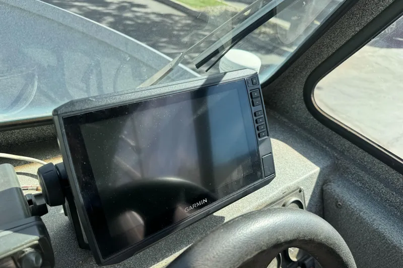 Slide: The Image of Garmin GPS device on 2006 Alumaweld Stryker Sport 19 boat dashboard. - 24