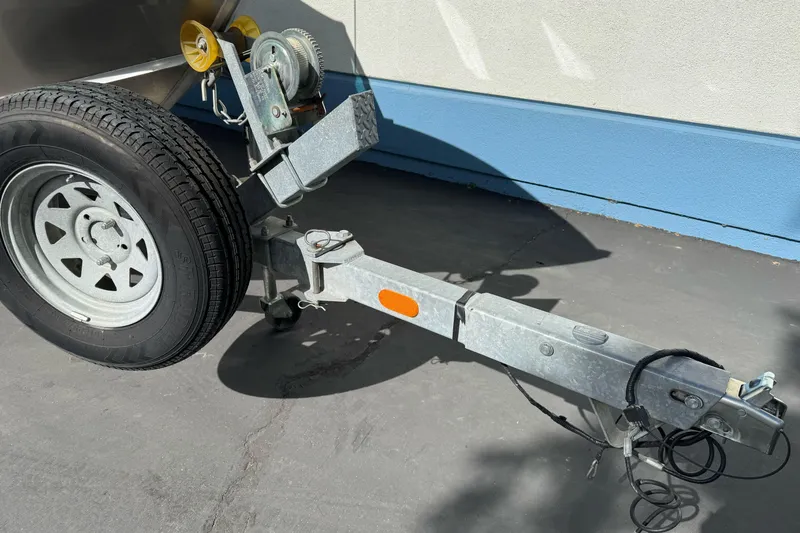 Slide: The Image of Trailer hitch and wheel of 2006 Alumaweld Stryker Sport 19 boat. - 8