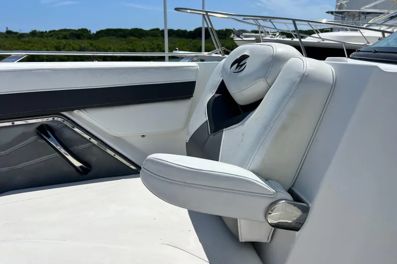 Slide: The Image of White leather seating on a 2015 Monterey 268SS Super Sport boat. - 25