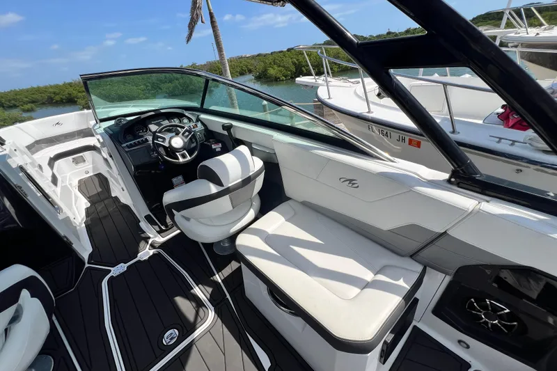 Slide: The Image of Interior of a 2015 Monterey 268SS Super Sport boat. - 33