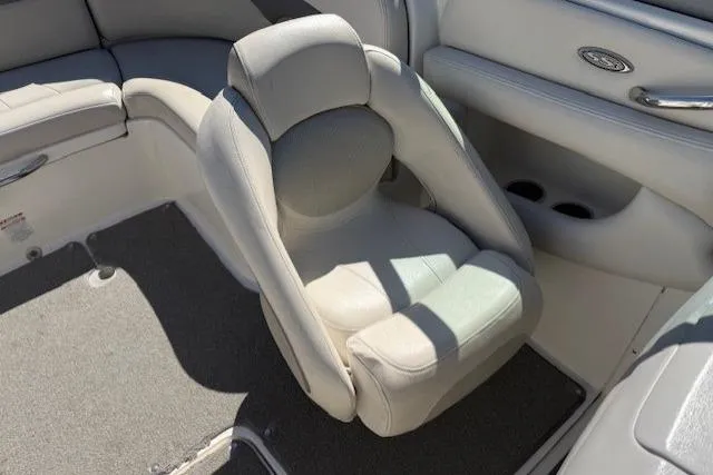 Slide: The Image of Captain's seat in 2006 Chaparral 220 SSi boat, featuring gray upholstery. - 9