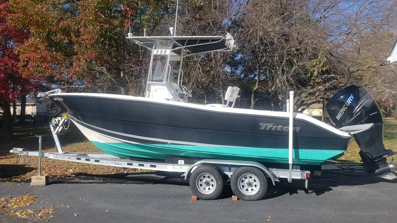 The Image of 2009 Triton 225 CC boat on trailer outdoors. - 0