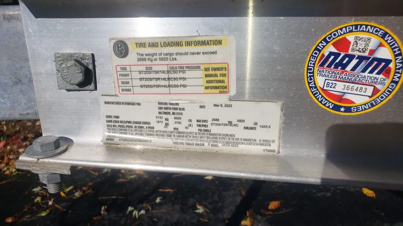 Slide: The Image of Triton 225 CC 2009 trailer plate with tire and loading information. - 48