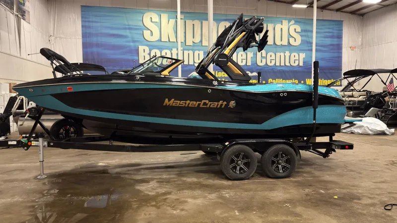 The Image of 2022 MasterCraft X22 boat in a showroom. - 0