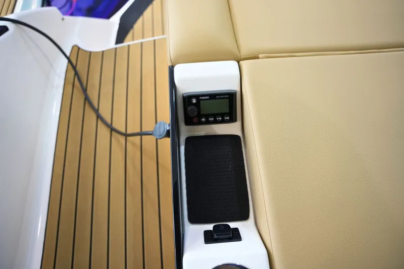 Slide: The Image of Sea Ray SLX 260 Surf 2025 - 13