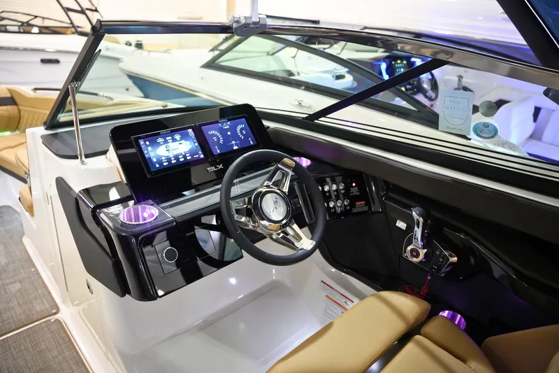 Slide: The Image of Sea Ray SLX 260 Surf 2025 - 21