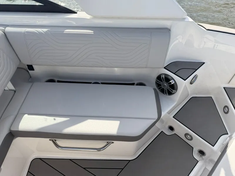 Slide: The Image of Sea Ray SDX 270 Surf 2025 - 15