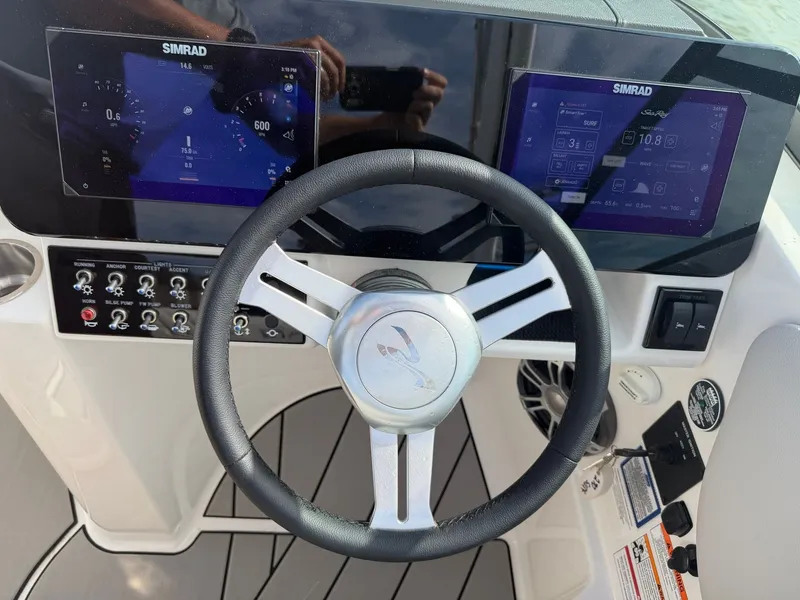Slide: The Image of Sea Ray SDX 270 Surf 2025 - 4