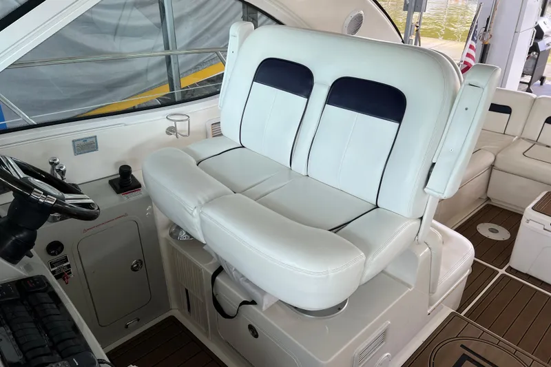 Slide: The Image of Captain's seat on 2009 Searay 470 Sundancer yacht, featuring white leather upholstery. - 10