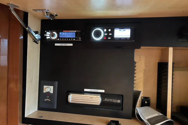 Slide: The Image of 2009 Searay 470 Sundancer interior stereo and control panel setup. - 31