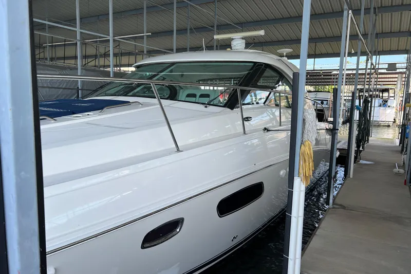 Slide: The Image of 2009 Searay 470 Sundancer yacht docked in a covered marina. - 4