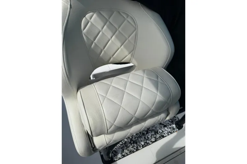 Slide: The Image of White quilted seat of 1998 Donzi 30 ZF Daytona boat. - 23