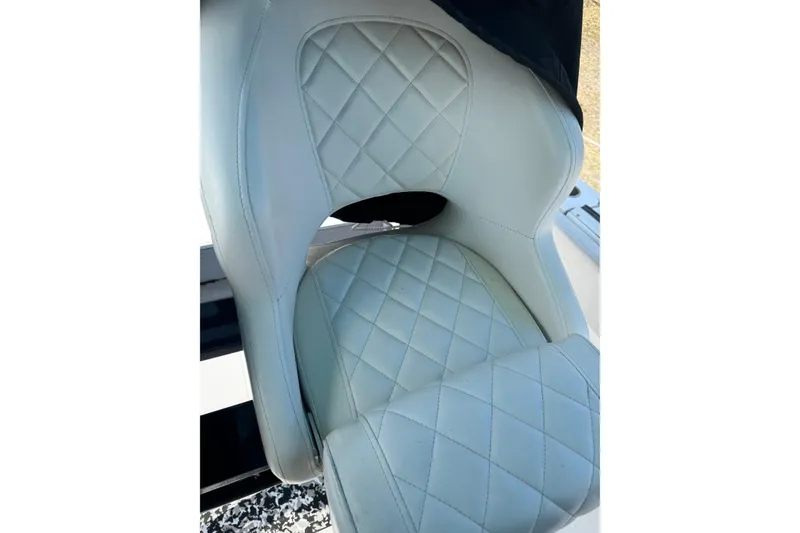 Slide: The Image of White quilted seat of 1998 Donzi 30 ZF Daytona boat, showcasing luxury design. - 24