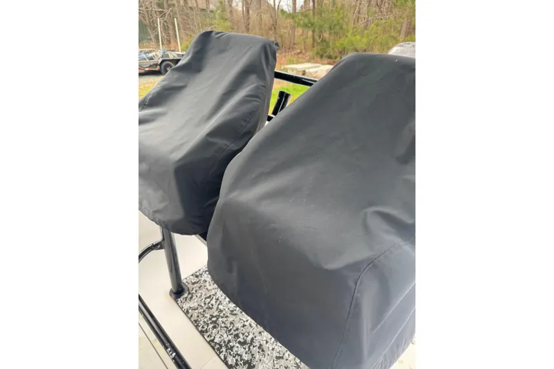 Slide: The Image of Covered seats on a 1998 Donzi 30 ZF Daytona boat, outdoors. - 8