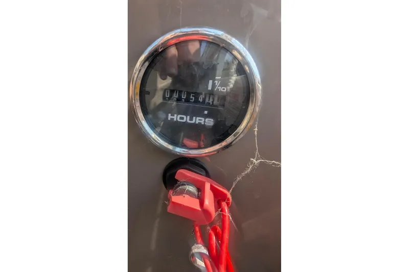 Slide: The Image of Hour meter on 2022 Sun Tracker SportFish 22 XP3 boat dashboard. - 5