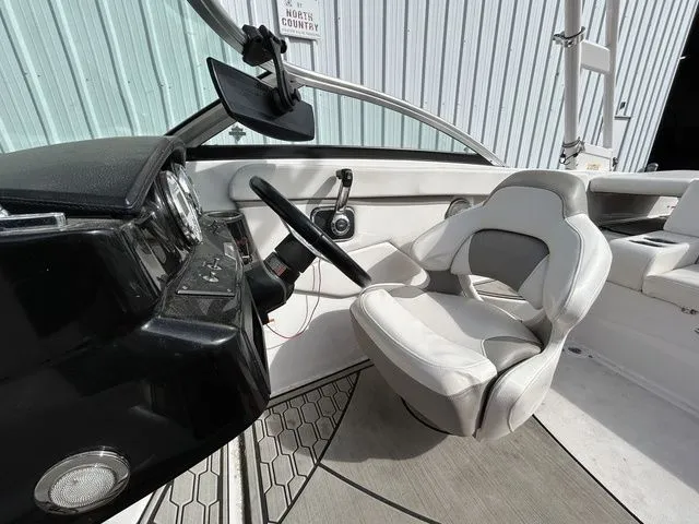 Slide: The Image of Four Winns HD200 2019 - 17