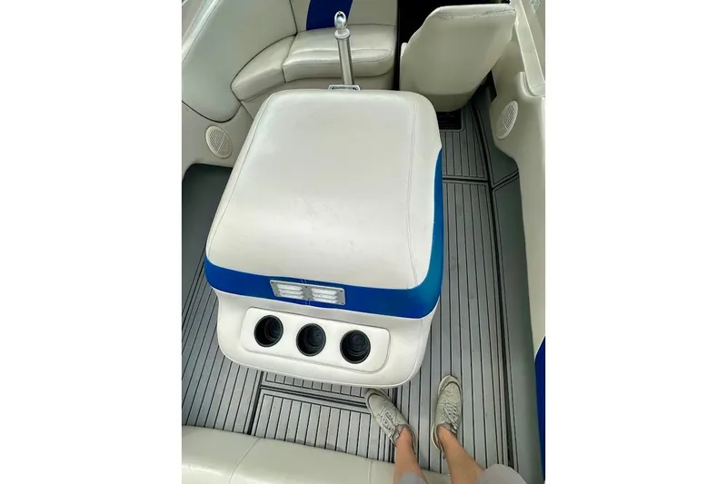 Slide: The Image of Interior of a 1998 MasterCraft SportStar 19 boat with white and blue seating. - 18