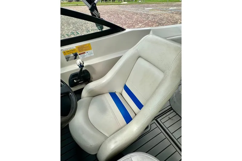 Slide: The Image of 1998 MasterCraft SportStar 19 boat interior with white and blue seat. - 27