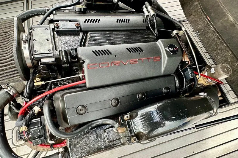 Slide: The Image of 1998 MasterCraft SportStar 19 boat engine featuring a Corvette power unit. - 29