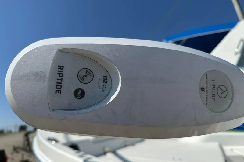 Slide: The Image of BayRider Kencraft 219 Bay 2022 boat with Riptide i-Pilot trolling motor. - 29