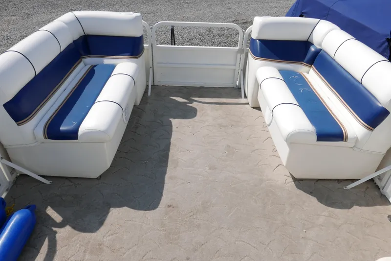 Slide: The Image of 2005 Bentley Pontoons 200 CRUISE interior with white and blue seating. - 4