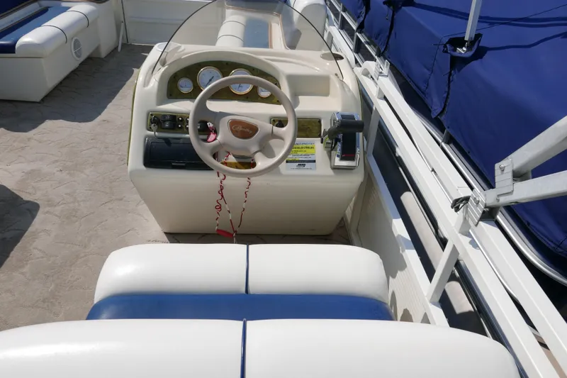 Slide: The Image of 2005 Bentley Pontoons 200 CRUISE helm with steering wheel and controls. - 9