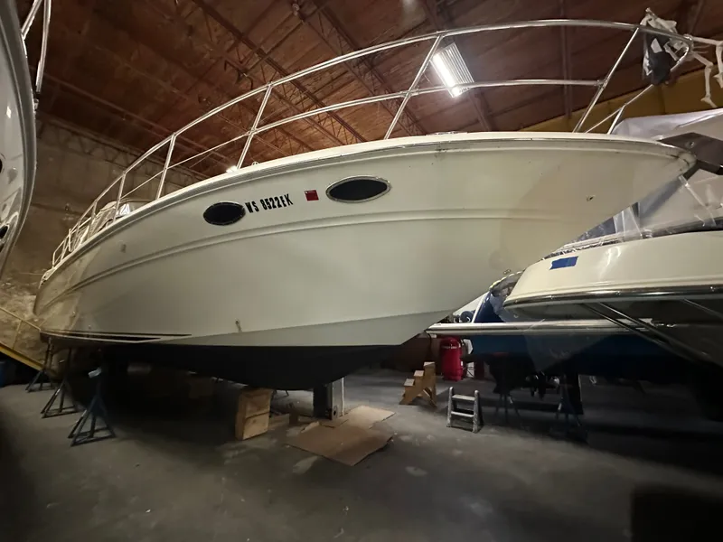 The Image of 1997 Sea Ray Sundancer 400 yacht in storage facility - 0