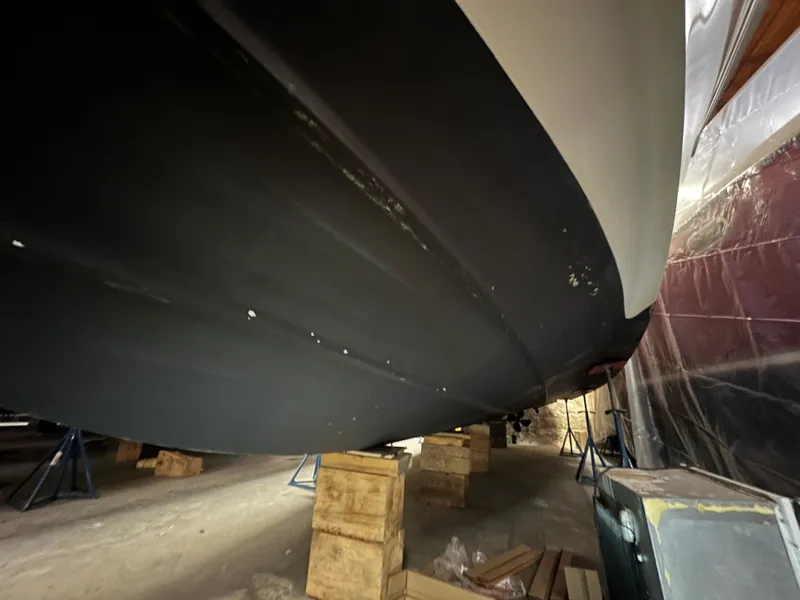 Slide: The Image of Underside of a 1997 Sea Ray Sundancer 400 in dry dock. - 13