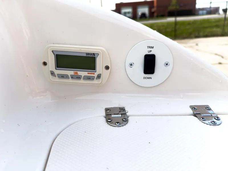 Slide: The Image of Control panel on a 2007 Chaparral 190 SSi boat with JBL marine radio. - 28